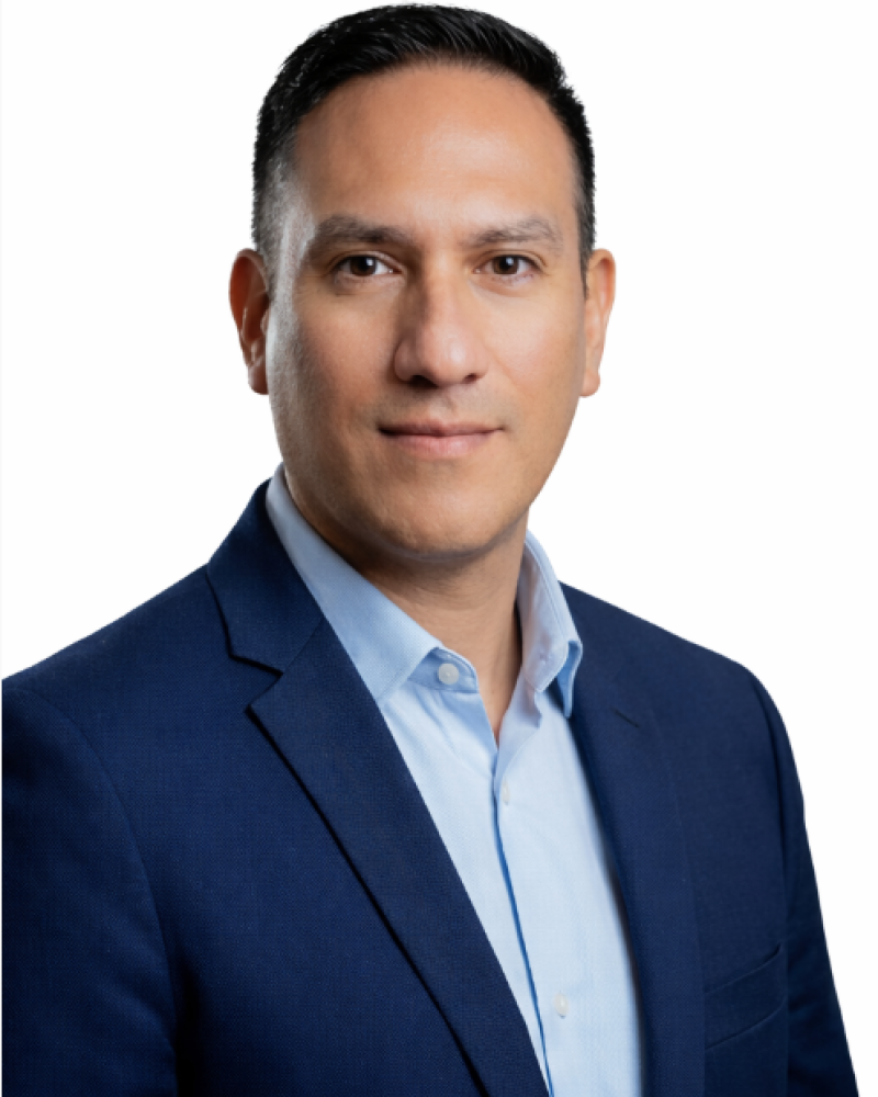 gilmer hernandez reto fondo blanco